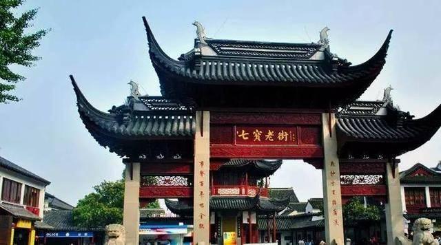 警方辟谣女子买奶茶遭老公家暴：为博眼球，把自己跌倒受伤的图片捏造为被家暴